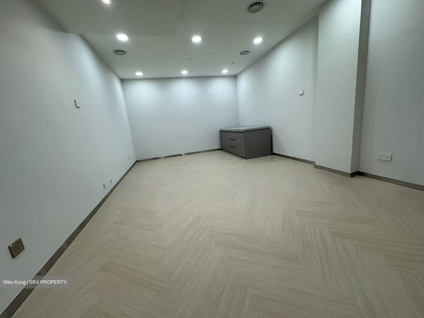 Lucky Plaza (D9), Retail #584857891